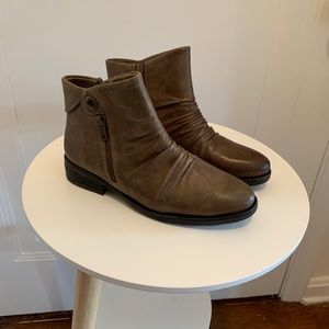 Baretraps Womens Anila Ankle Boots Slouchy Grommet - Taupe - Size 7.5